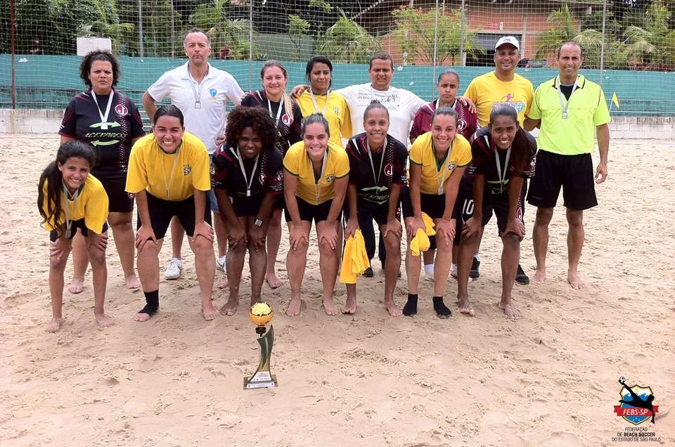 Brazucas e Juventus posaram para foto após a final da II Taça Mulher de Beach Soccer