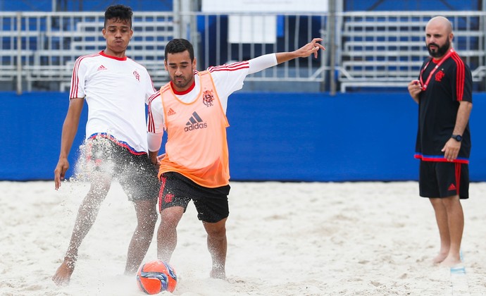 Mauricinho e Léo Martins em treino do Flamengo na arena montada na praia da Barra, no Rio