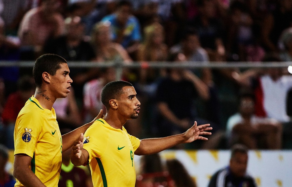 Lucão, campeão brasileiro e da Libertadores pelo Vasco, ao lado de Rodrigo, eleito a revelação do ano, são destaques do Brasil