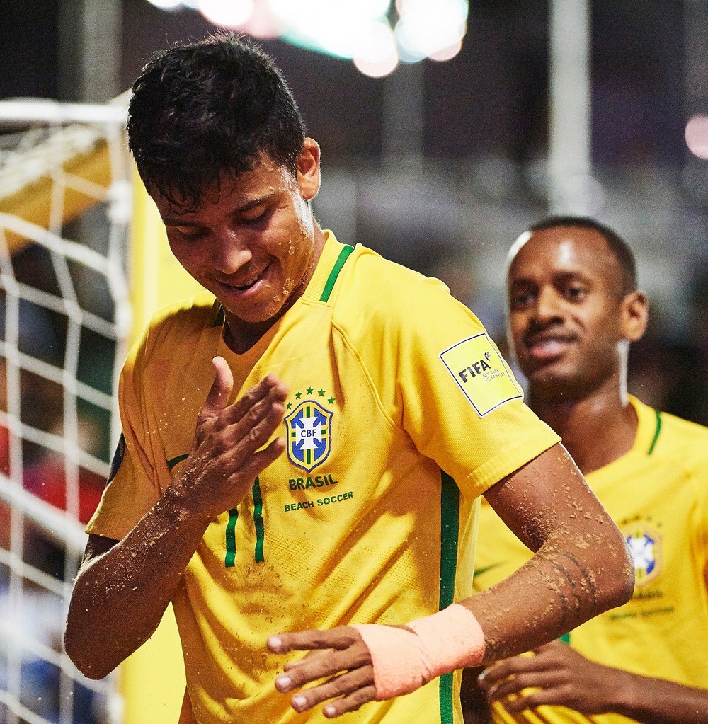 Mauricinho bate no peito para comemorar na vitória que deu o hepta ao Brasil