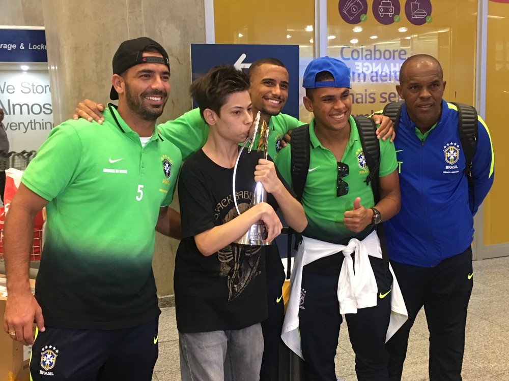 Jogadores posaram para foto com fãs