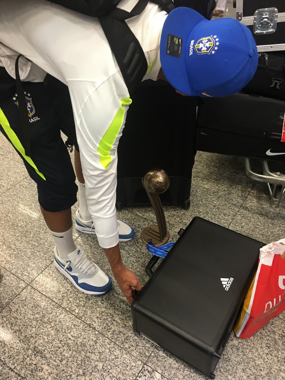 Mauricinho com o prêmio de Datinha na mala