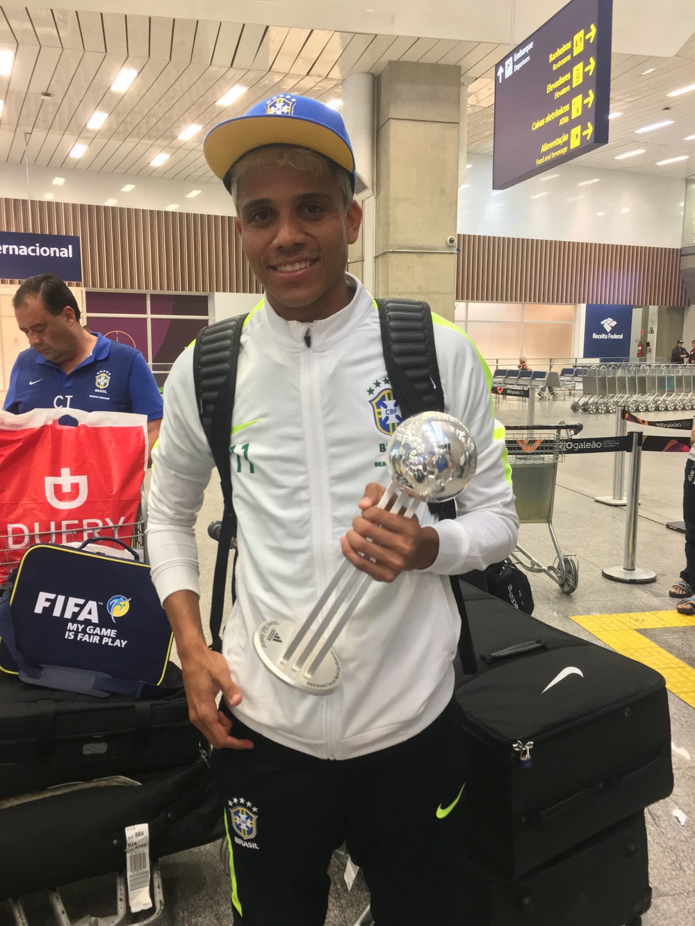 Pouco depois o camisa 11 recuperou a sua própria premiação