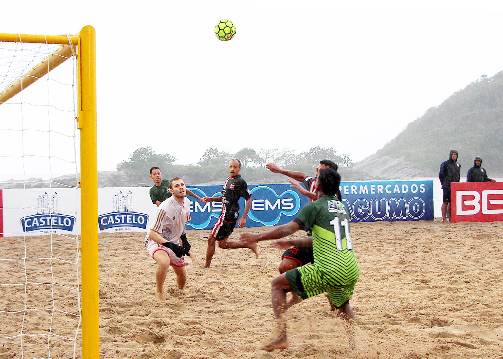 Disputa do terceiro lugar entre Parceiros da Bola e Lapa Beach Soccer