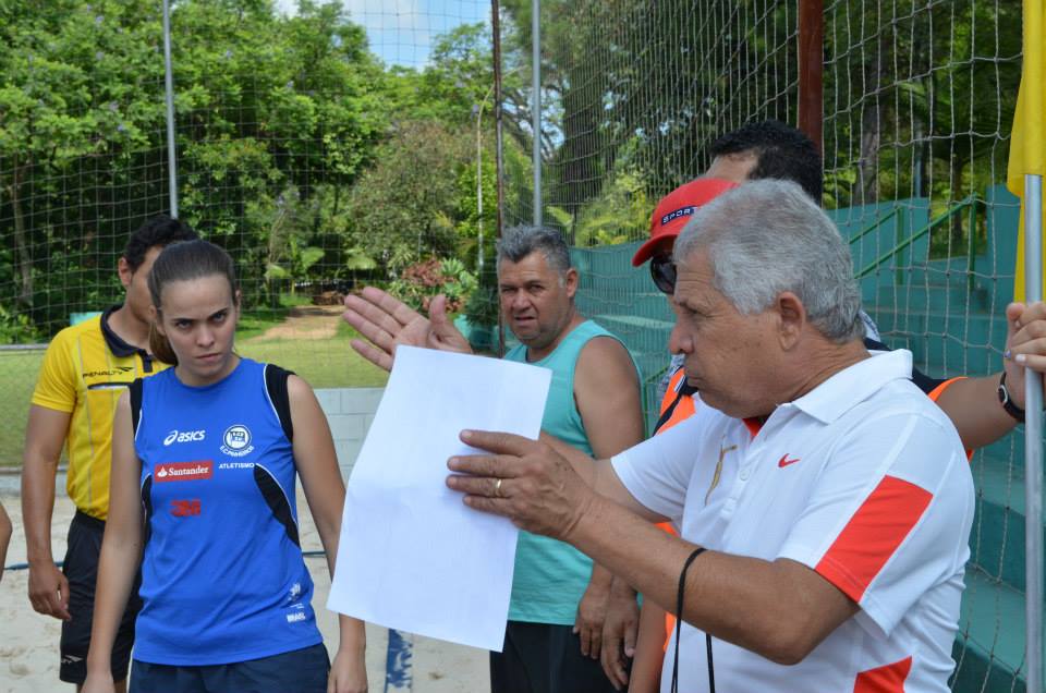 Edmundo Lima Filho passando orientações durante a aula prática